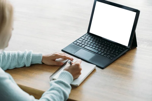 공부하는 컴퓨터 수없는 여자가 책상에 랩탑빈 화면으로 노트북 실내에서 노트를 — 스톡 사진
