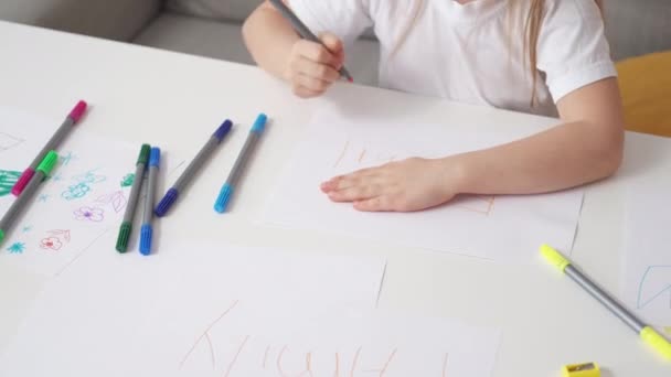 아이들 예술의 창조성 알아볼 수없는 거실에 책상에 표시를 가족을 — 비디오