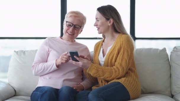 Glückliche Erinnerungen Aufgeregte Frauen Mobiltechnologie Inspirierte Tochter Und Mutter Schauen — Stockvideo