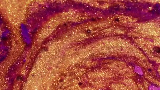 Funkelnde Magie Fluidkunst Entstehungsprozess Goldschimmernde Flüssigfarbe Mit Lila Einschluss Die — Stockvideo