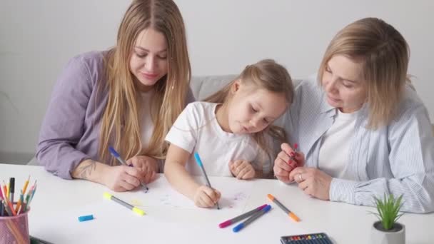 Δημιουργική Οικογένεια Καλλιτεχνική Θεραπεία Γυναικεία Σχέση Χαριτωμένο Κοριτσάκι Απολαμβάνοντας Σχέδιο — Αρχείο Βίντεο