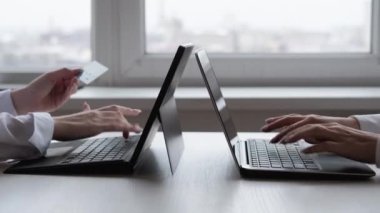 Banka işi. İnternet işi. Güvenli ödeme. Tanımlanamayan kadın ofis çalışanları, iş yerlerinde sanal para transferi için kredi kartı bilgisayarı kullanıyorlar..