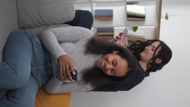Pionowe Wideo Komunikacja Mobilna Przyjaciółki Wirtualne Życie Happy Zrelaksowane Kobiety — Wideo stockowe