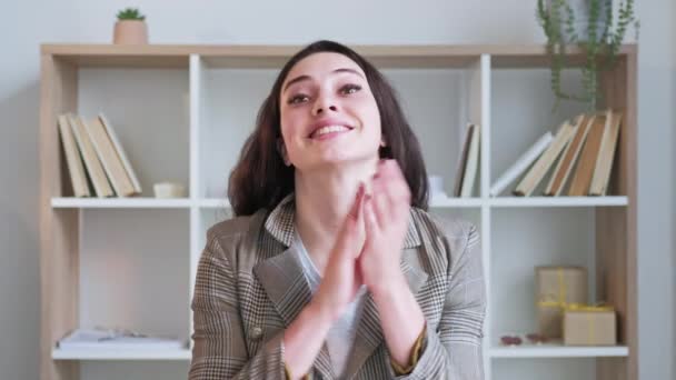胜利的祝贺 在线呼叫 成功的问候 让人印象深刻的是支持在家里办公室里拍手的快乐女人 — 图库视频影像