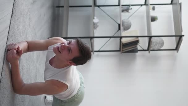 Вертикальне Відео Фітнес Тіла Натхненна Людина Домашнє Тренування Сильний Щасливий — стокове відео