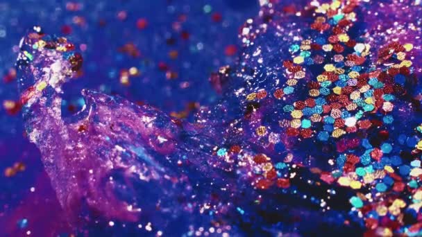 祭りの背景 流体魔法だ 創造的な芸術 マクロ撮影に浮かぶカラフルで星のチンセルと液体塗料の透明輝くストリーム — ストック動画