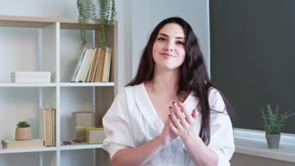 Lerleme Selamlaması Görüntülü Arama Başarı Kutlaması Etkilenmiş Bir Kadın Online — Stok video