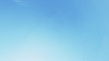 Gökyüzü güzeli. Sakin bir zihin. Meditasyon rahatla. Yavaş çekim görüşünde uçan açık mavi bulutlu yücelik.