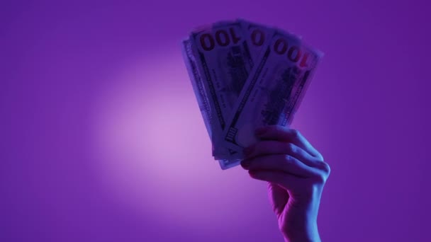 Grande Receita Rico Sucesso Financeiro Feminino Mão Tremendo Pilha Dólares — Vídeo de Stock