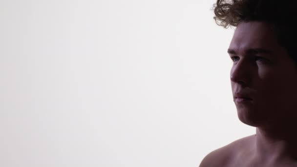 Geconcentreerde Man Silhouet Portret Reclame Achtergrond Serieuze Kerel Met Kale — Stockvideo