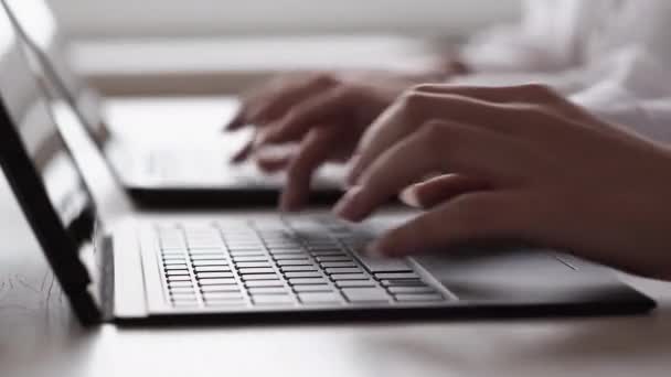 オンライン作業 デジタルビジネス インターネット管理 認識できない女性同僚がオフィスの職場でラップトップキーボードを入力する手 — ストック動画