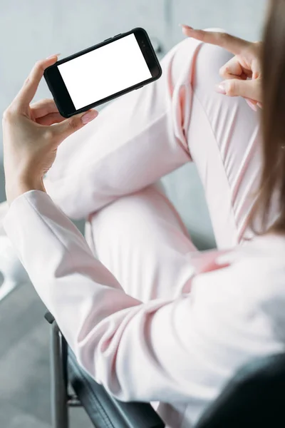 在线会议 数字模拟 移动技术 优雅自信的女人在智能手机空白屏幕室内举行虚拟会议 — 图库照片