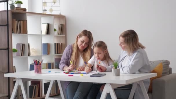 Familienmalerei Zeit Genießen Kreative Kunst Glückliches Kleines Mädchen Zeichnet Mit — Stockvideo