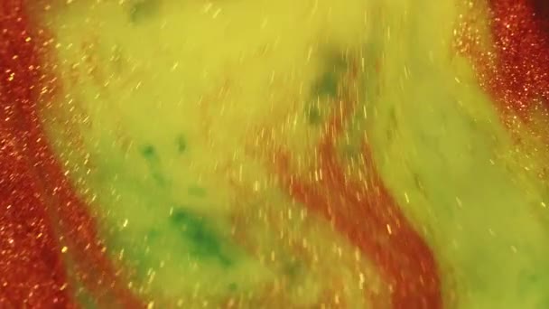 流体芸術 創造的なプロセス 抽象画 マクロ撮影に浮かぶ緑の包含と赤黄色の輝く液体塗料 — ストック動画