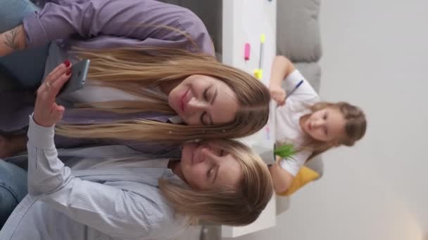 Vertikales Video Digitale Sucht Glückliche Frau Familienbeziehung Glückliche Mutter Und — Stockvideo