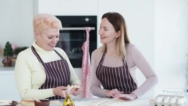 Familie Relatie Vrouwen Aan Het Koken Ouderlijke Ervaring Gelukkig Moeder — Stockvideo