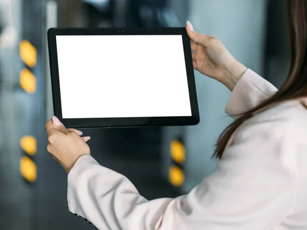 在线培训 数字模拟 虚拟技术 无法辨认的女人拿着平板电脑 屏幕空白 室内光线明亮 — 图库照片