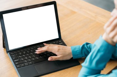 Ofis işleri. Bilgisayar modellemesi. Dijital teknoloji. Aydınlık odada boş ekran masası olan, dizüstü bilgisayarda çalışan tanınmayan bir kadın..