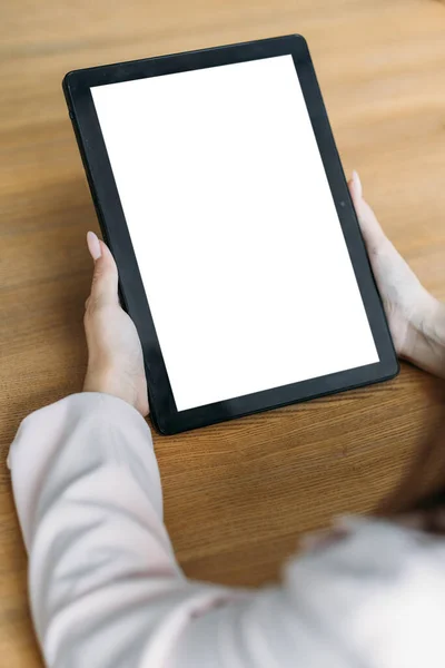 デジタルモックアップ モバイル技術 オンライン会議だ 女性の手は 薄型室内にタブレットコンピュータの空白の画面に座って机を保持 — ストック写真