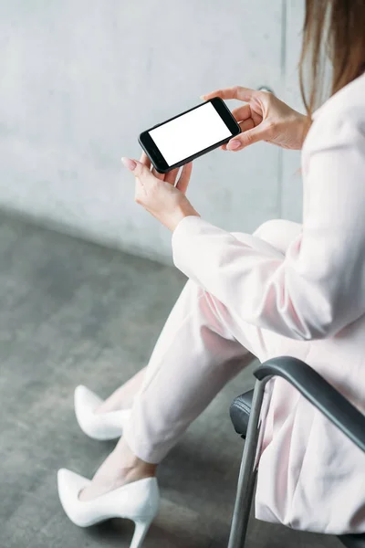 移动连接 数字模拟 业务工作 优雅的女人手握智能手机空白屏幕 坐在灯室的椅子上 — 图库照片
