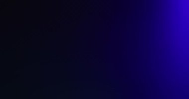 Renk ışığı sızıntısı. Gökkuşağı flaş arka planı. Bulanık neon mavisi, mor, pembe, yeşil, parlak ışık, soyut, karanlık, boş uzayda. RED Sinema Kamerasında Çekim.