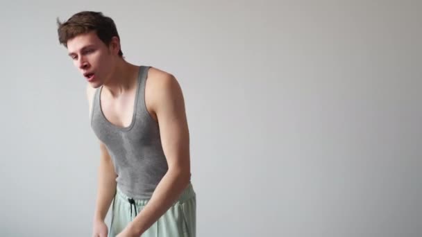 Dur Exercice Homme Épuisé Entraînement Difficile Sweaty Gars Fatigué Proche — Video