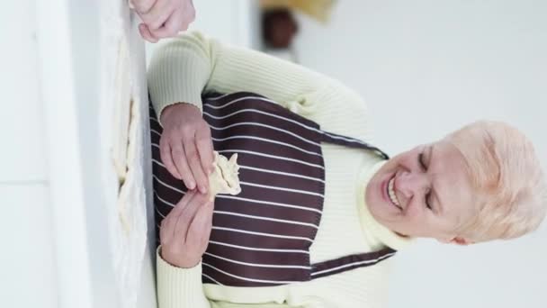 Вертикальне Відео Щасливі Стосунки Жінки Готують Творчість Хлібопекарні Щаслива Мати — стокове відео