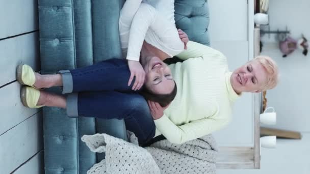 Vertikal Video Nära Förhållande Lycklig Familj Kvinnliga Hemligheter Avslappnad Leende — Stockvideo