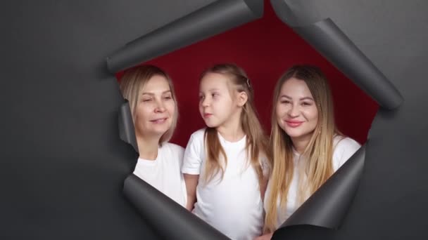 Fotoshoot Gelukkige Familie Een Hechte Relatie Schattig Lachend Meisje Zoenen — Stockvideo