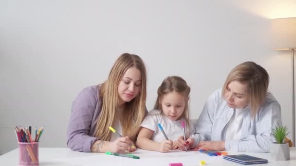 Disfrutando Pintura Generación Femenina Familia Feliz Dibujo Chica Creativa Con — Vídeos de Stock
