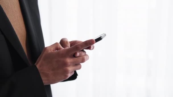 Mobilfunk Virtueller Chat Soziales Netzwerk Unerkennbar Nervöser Mann Tippt Smartphone — Stockvideo