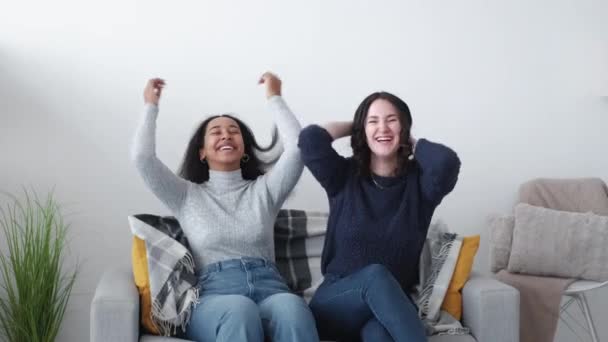 Щасливі Друзі Захоплені Жінки Домашня Зустріч Досить Випадкові Жінки Висловлюють — стокове відео