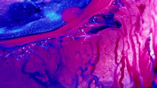 분홍색녹는 얼음에 파란색 페인트를칠 합니다 흐르는 — 비디오