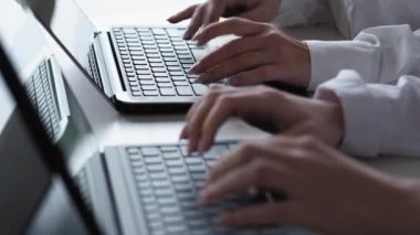 Ofis rutini. İş bitti. İş teknolojisi. Tanımlanamayan bayan meslektaşlar, bilgisayarın kapanış yazısını bitirmeyi bitirdiler..