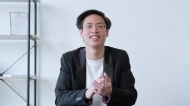 Çevrimiçi görüşme. Başarı tebriği. Uzaktan sunum. Sanal ofiste destek veren gururlu iş adamı alkışlıyor.