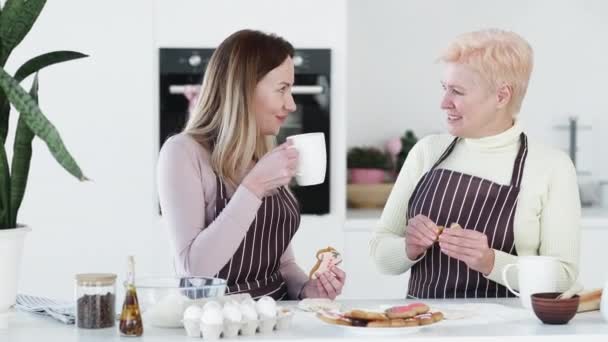 Σπίτι Αρτοποιείο Οικογενειακή Σχέση Ευχάριστη Συνάντηση Ευτυχής Μητέρα Και Κόρη — Αρχείο Βίντεο