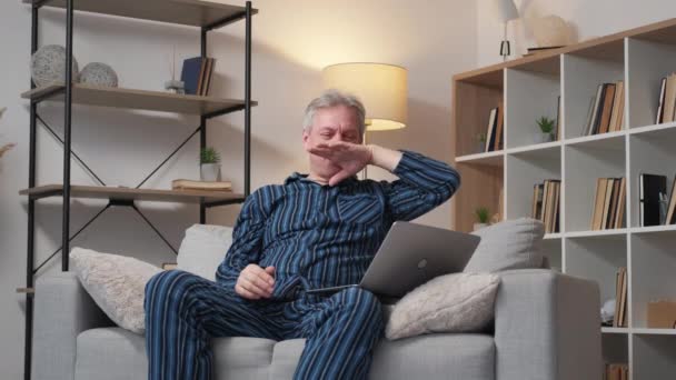 Nätmöte Utmattad Man Hemsjukdom Sjuk Äldre Man Pyjamas Lider Huvudvärk — Stockvideo