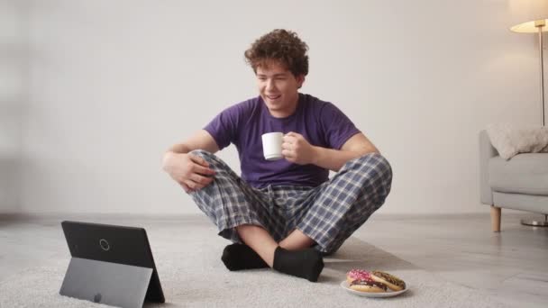 Lazer Casa Homem Feliz Reunião Online Casual Sorridente Cara Sentado — Vídeo de Stock