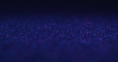 Neon bokeh ışığı. Yerleştirme geçmişi. Odaksız mor floresan mavi renk gradyan parlaklığı fotokopi uzayı ile soyut dokuyu parlatmaktadır. RED Sinema Kamerasında Çekim.