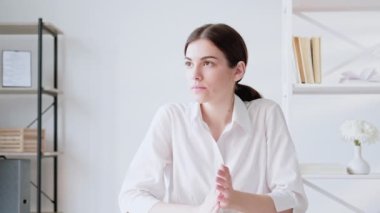 Sıkıcı sunum. Görüntülü arama. Kötü bir görüşme. Modern ofis içini alkışlayan motivasyonsuz, tatminsiz çalışan kadın..