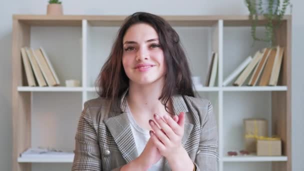 很好的演示虚拟会议 专业认可 干得好满意的女人在总公司用大拇指拍拍扶手 — 图库视频影像