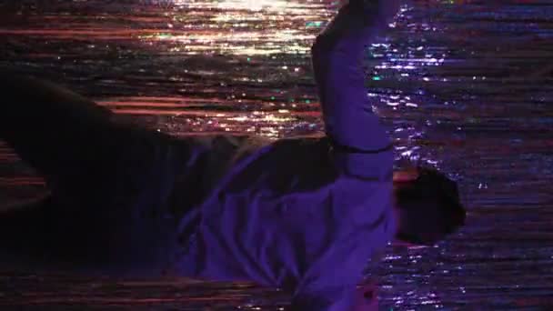 Vertikal Video Rolig Dans Märklig Man Neonljus Porträtt Oigenkännlig Baksida — Stockvideo