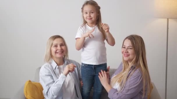 快乐的家庭女性一代 可爱的微笑的女孩 与妈妈和奶奶在明亮的房间里跳舞 动作缓慢 — 图库视频影像