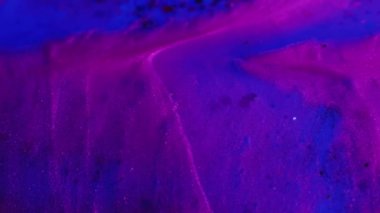 Sıvı büyüsü. Yaratıcı sanat. Kozmik resim. Mor mavi sıvı boya akıntısı, makro çekimlerde yüzen parlak parıltılı, zamansız doku..