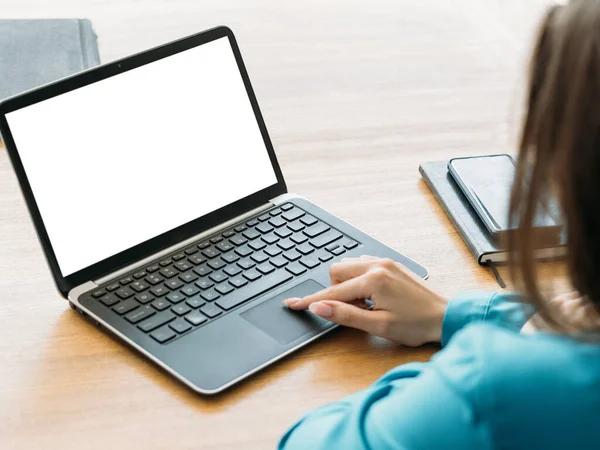 Fernstudium Computerattrappe Digitale Technologie Unerkennbare Frau Tippt Laptop Leeren Bildschirm — Stockfoto