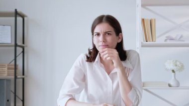 Hayal kırıklığına uğradım. Sanal arama. Görüşme başarısız oldu. Hoşnutsuz, şüpheci iş kadınının sanal ofis teklifini reddedip boş alan bırakması. Uzun video çekimi.