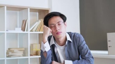 Yorucu bir iş. Tembel toplantı. Pazartesi yorgunluğu. Modern ofis içinde boş alan dinlemekten yorgun, uykulu ve sıkılmış bir adam uykuya dalıyor. Uzun video çekimi.