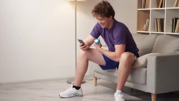 Heimatsport Glücklicher Mann Virtuelles Leben Casual Joyful Guy Sitting Sofa — Stockvideo