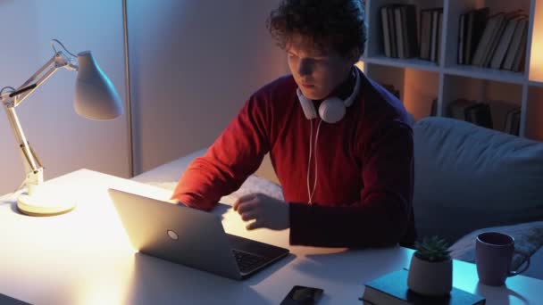 Práce Dálku Nespokojený Muž Online Komunikace Nenucený Zamyšlený Chlap Psaní — Stock video