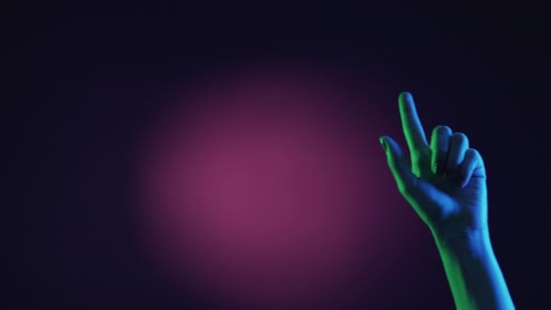 指指点点隐形文字 广告背景 用手指在霓虹灯上慢慢移动的雌性手浅浅的深紫色复制空间 — 图库视频影像